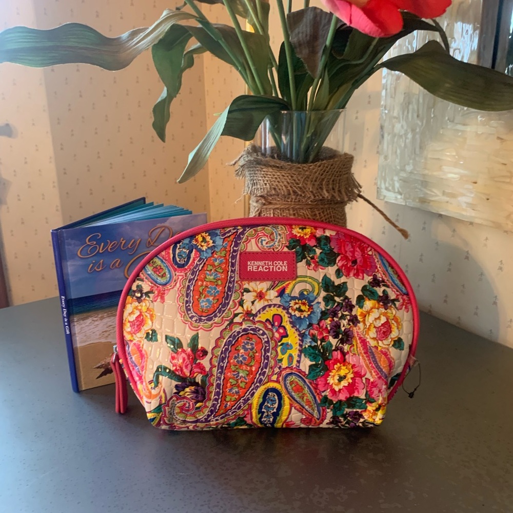 NEW- KENNETH COLE Reaction zippered floral pattern cosmetic bag. VERY PRETTY.